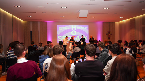 Corinna Peter/Junge Kirche Vorarlberg Hot-Spot-Talk mit Bischof Benno und Strafrichter Martin Mitteregger, sowie über 60 Jugendlichen in Bludenz. Thema: Vergeben. Vergessen. Vorbei!?