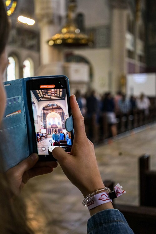 https://unsplash.com/de/fotos/eine-hand-die-ein-handy-halt-Jfy-TNDh_TA