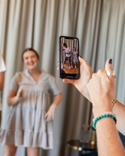 https://unsplash.com/de/fotos/eine-frau-die-ein-bild-eines-mannes-halt-BUIqHYpMt_M