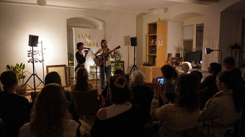 Junge Kirche Vorarlberg - Corinna Peter, Junge Kirche Vorarlberg - Corinn Wohnzimmerkonzert mit Vida Linda im Marktplatz 4 der Jungen Kirche Vorarlberg